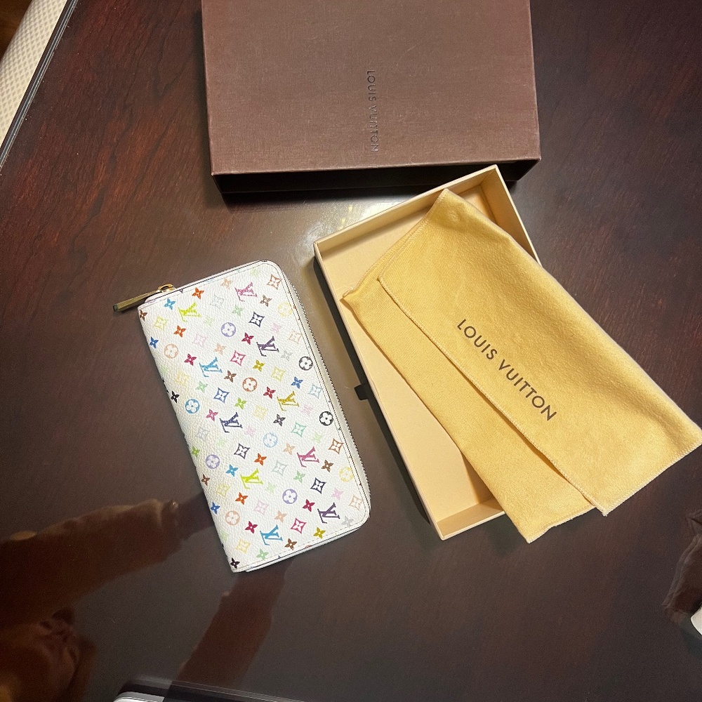Louis Vuitton White zippy wallet